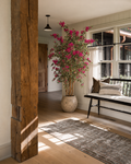 Buganvilla multitronco artificial de 210 cm, variegata, ambientada en un interior · BOSSVI