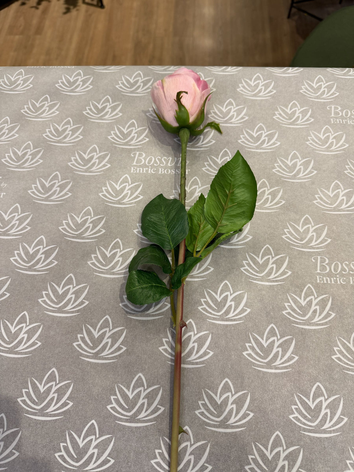 Capullo de rosa artificial de 62 cm, color malva, tallo entero con capullo · BOSSVI