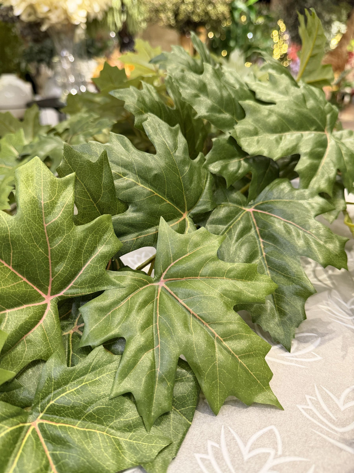 Colgante de maple artificial, detalle de hoja con nervadura · BOSSVI
