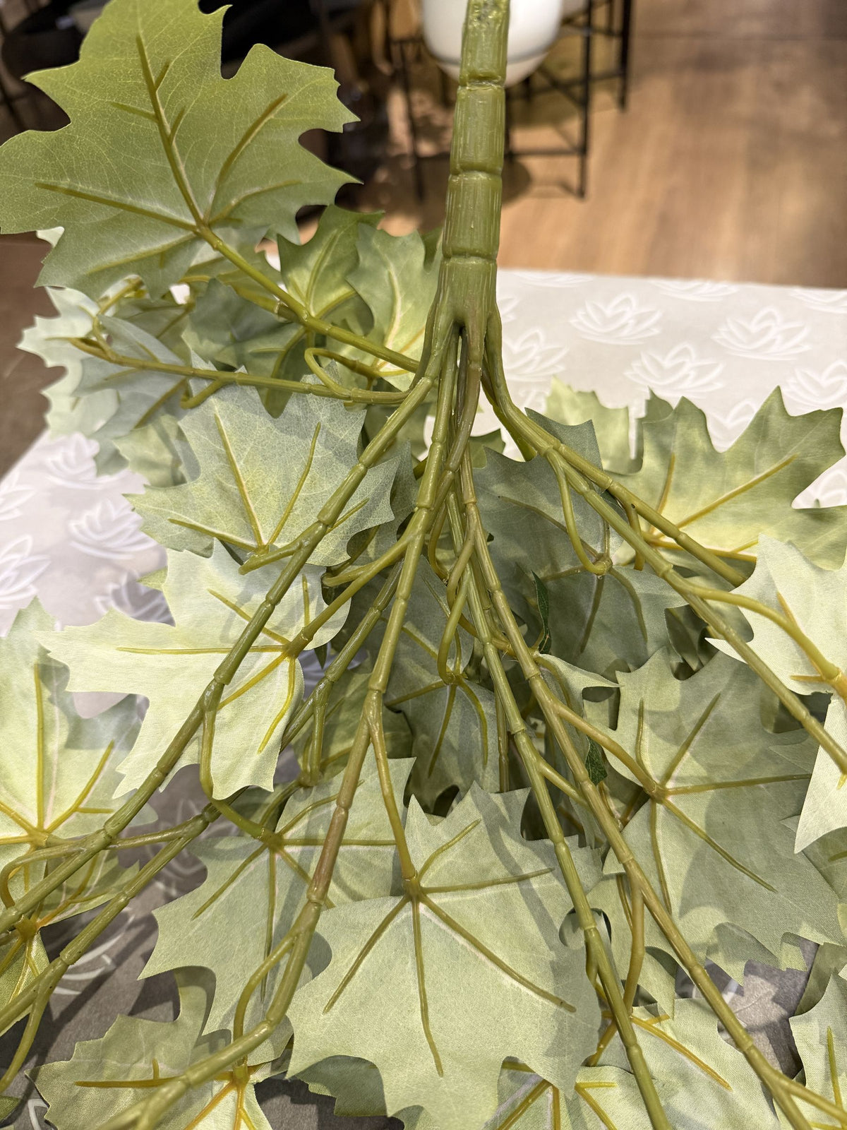 Colgante de maple artificial, tallos colgantes y envés de las hojas · BOSSVI