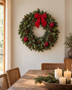 Corona de Navidad balsámica con piñas de Ø80 cm con lazo rojo de terciopelo y bolas rojas texturizadas · BOSSVI