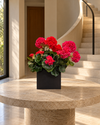 Geranios artificiales de 39 cm, uno rojo y uno cereza, ambientados en un interior · BOSSVI