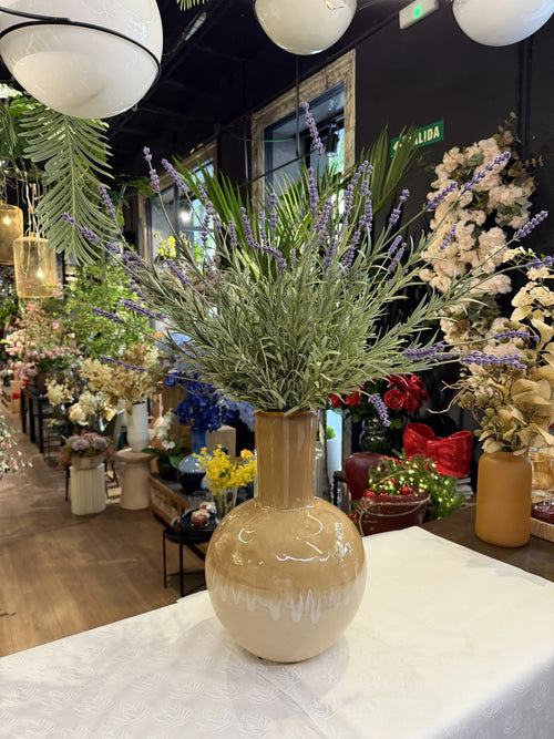 Composición con 4 matas de lavanda artificial de 69 cm en un jarrón de cerámica · BOSSVI